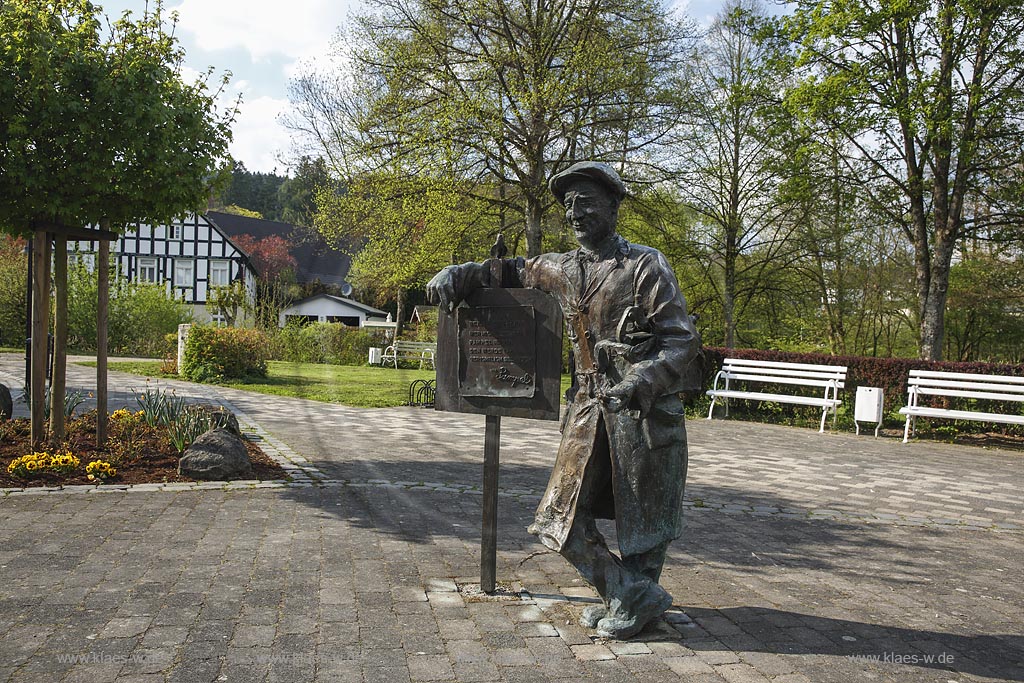 Eslohe, Blick auf das Pampel Denkmal des Sauerlaender Originals "Wilhelm Jungbluth" im Ortskern von Eslohe; Eslohe, view to the Pampel monument of "Wilhelm Jungbluth"