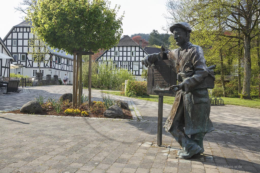 Eslohe, Blick auf das Pampel Denkmal des Sauerlaender Originals "Wilhelm Jungbluth" im Ortskern von Eslohe; Eslohe, view to the Pampel monument of "Wilhelm Jungbluth"