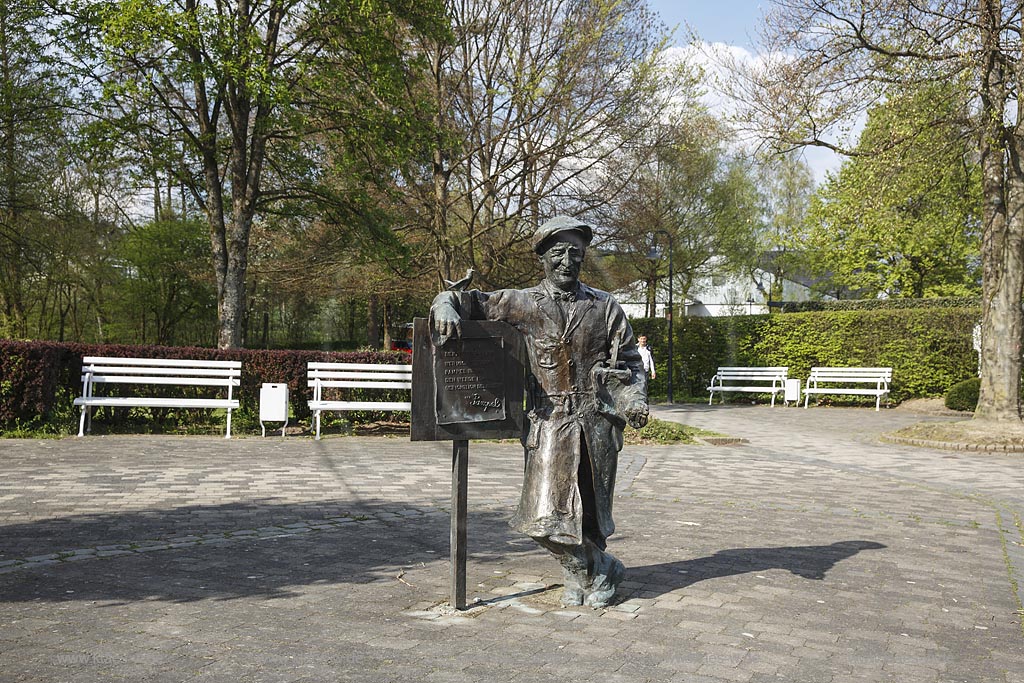Eslohe, Blick auf das Pampel Denkmal des Sauerlaender Originals "Wilhelm Jungbluth" im Ortskern von Eslohe; Eslohe, view to the Pampel monument of "Wilhelm Jungbluth"