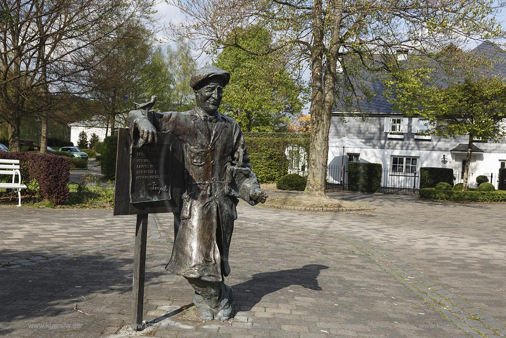 Eslohe, Blick auf das Pampel Denkmal des Sauerlaender Originals "Wilhelm Jungbluth" im Ortskern von Eslohe; Eslohe, view to the Pampel monument of "Wilhelm Jungbluth"