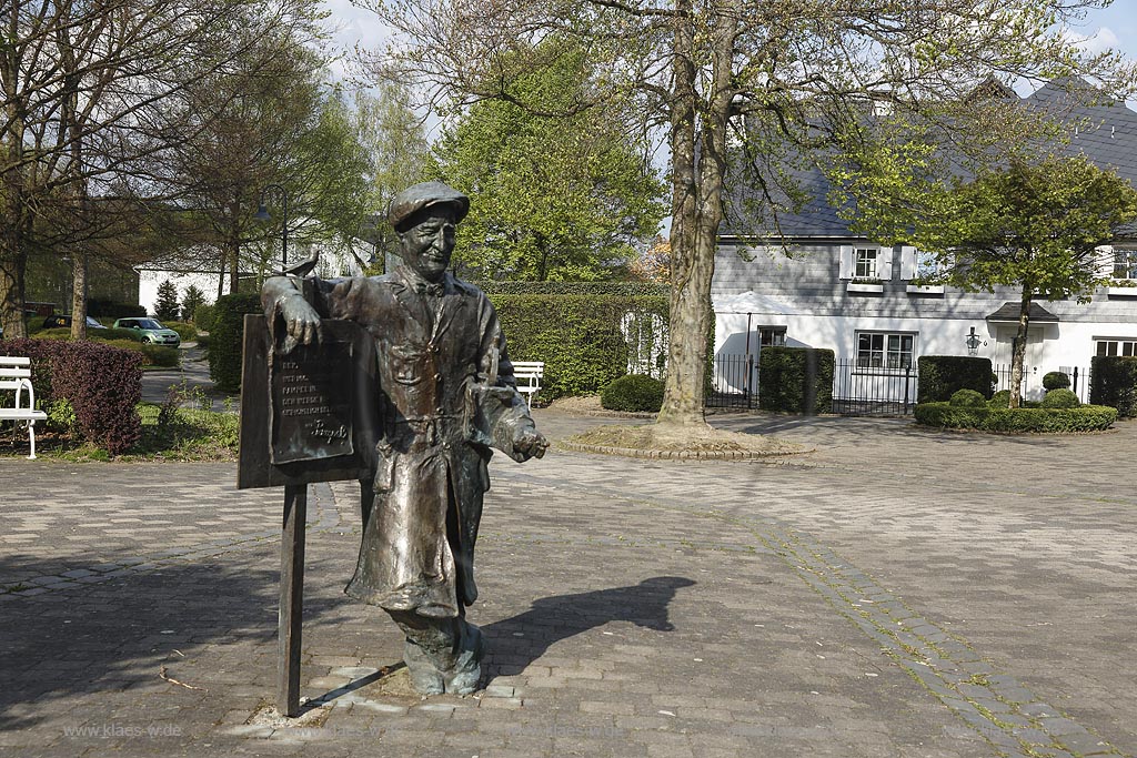 Eslohe, Blick auf das Pampel Denkmal des Sauerlaender Originals "Wilhelm Jungbluth" im Ortskern von Eslohe; Eslohe, view to the Pampel monument of "Wilhelm Jungbluth"