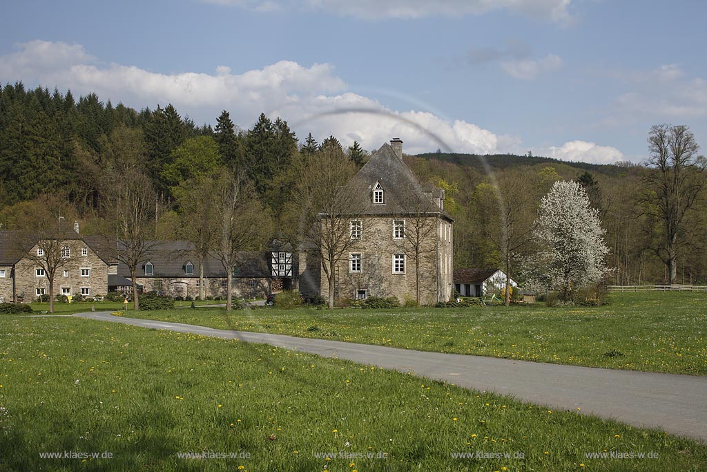 Eslohe, Haus Wenne, Haus Wenne, wurde 1371 erstmals urkundlich erwaehnt. Das Gut war Stammsitz der Herren von der Wenne ; Eslohe, Haus Wenne, estade Haus Wenne.