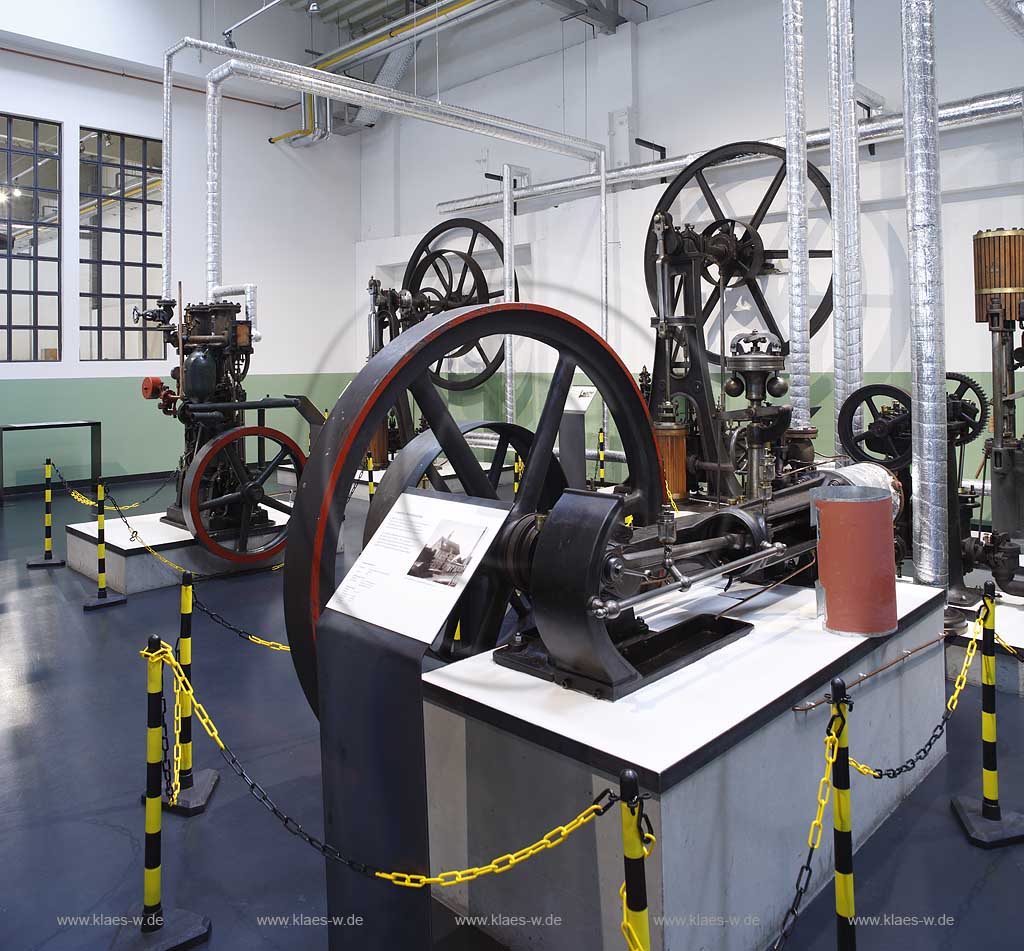 Eslohe, Maschinen- und Heimatmuseum liegende Dampfmaschine im Vordergrund Bockdampfmaschine im Hintergrund in Maschinenhalle; museum of machines, engenes, machinery and local history with horizontal steam engine