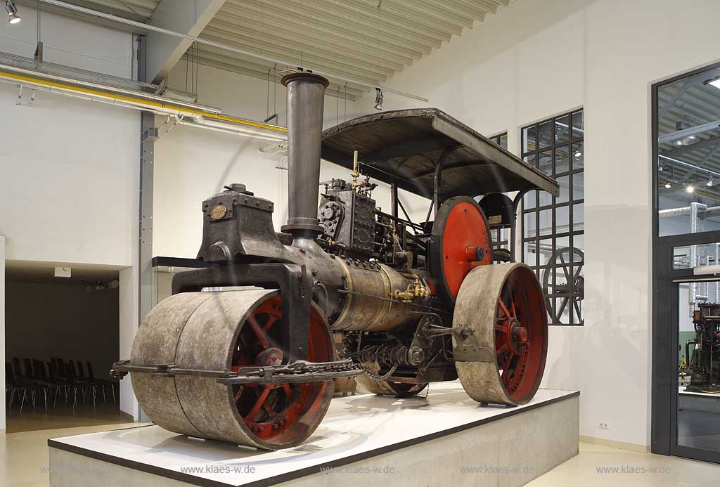 Eslohe, Maschinen- und Heimatmuseum Dampfwalze Straendampfwalze D79 von Ruthemeyer Baujahr 1934 in Machinenhalle; museum of machines, engenes, machinery and local history with steamroller D79