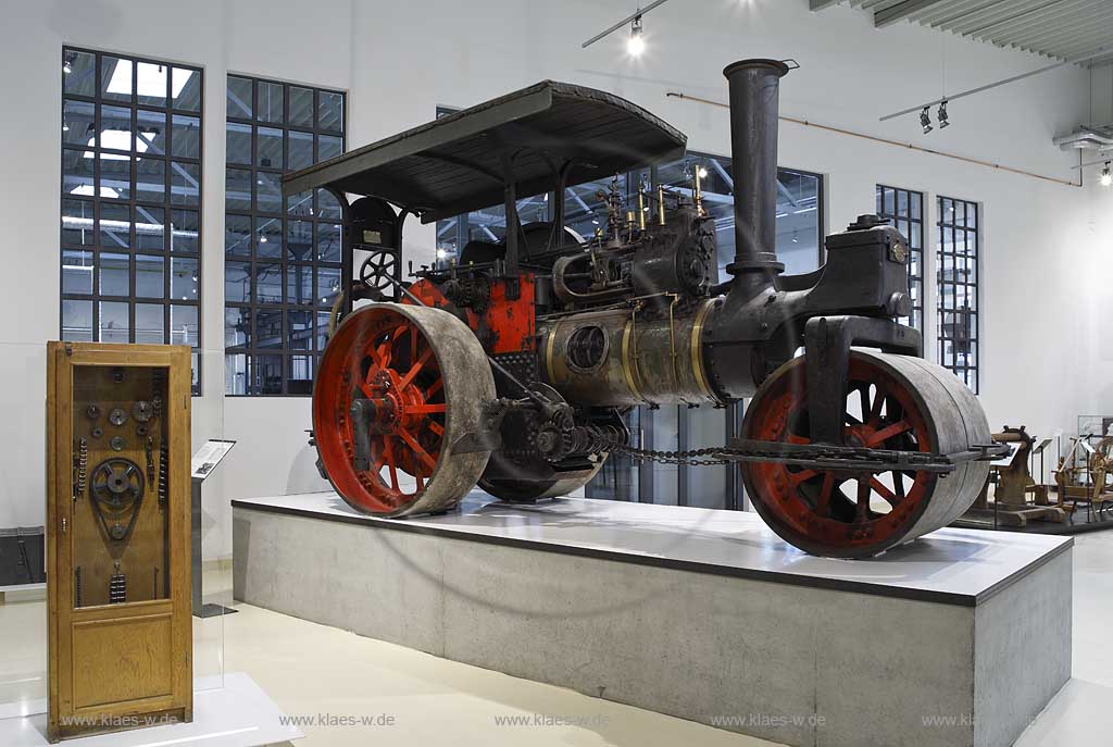 Eslohe, Maschinen- und Heimatmuseum Dampfwalze Straendampfwalze D79 von Ruthemeyer Baujahr 1934 in Machinenhalle; museum of machines, engenes, machinery and local history with steamroller D79