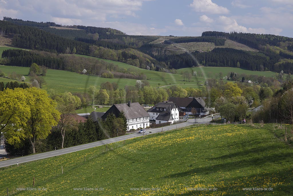 Eslohe Nichtinghausen, Blick auf den Ort mit Fachwerkhof und Klockenkapelle in Fruehlingslandschaft; Eslohe Nichtinghausen, view to the village with half-timbered building and chapel Klockenkapelle in spring.