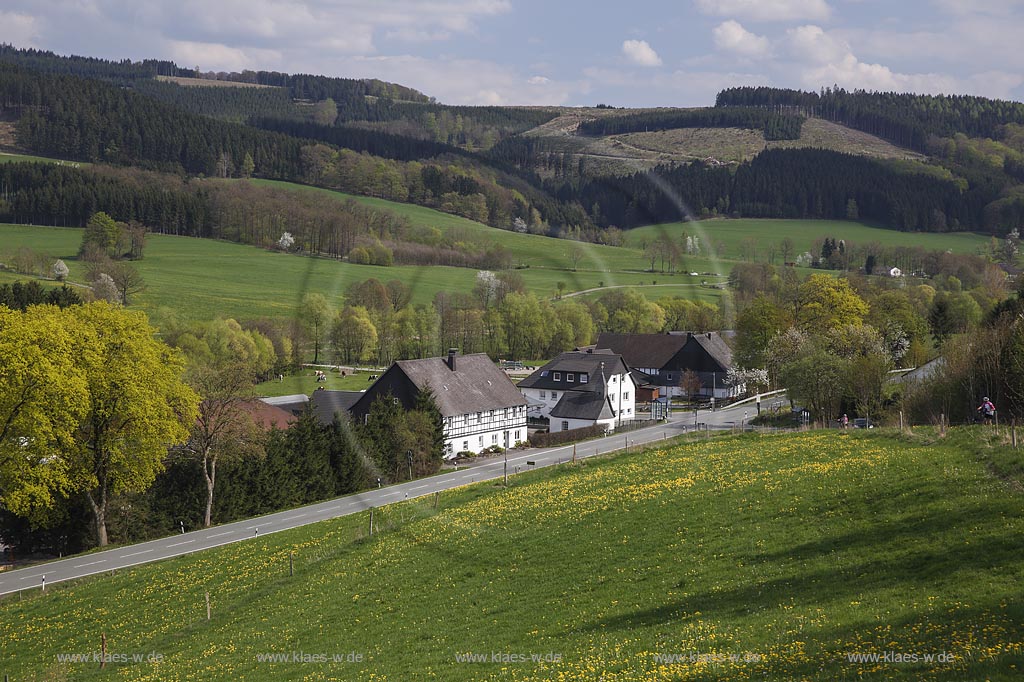 Eslohe Nichtinghausen, Blick auf den Ort mit Fachwerkhof und Klockenkapelle in Fruehlingslandschaft; Eslohe Nichtinghausen, view to the village with half-timbered building and chapel Klockenkapelle in spring.