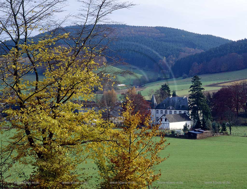 Eslohe, Obersalwey, Blick auf Schloss Oberssalway mit Landschaft, Hochsauerlandkreis, Sauerland