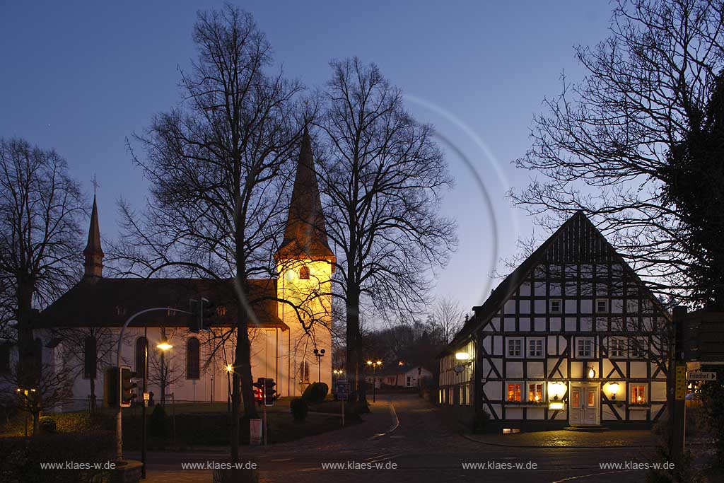 Eslohe, Sauerland, Pfarrkirche Sankt Peter und Paul jmit Dmschnke, Domschaenke, im Abendklicht, Blaue Stunde