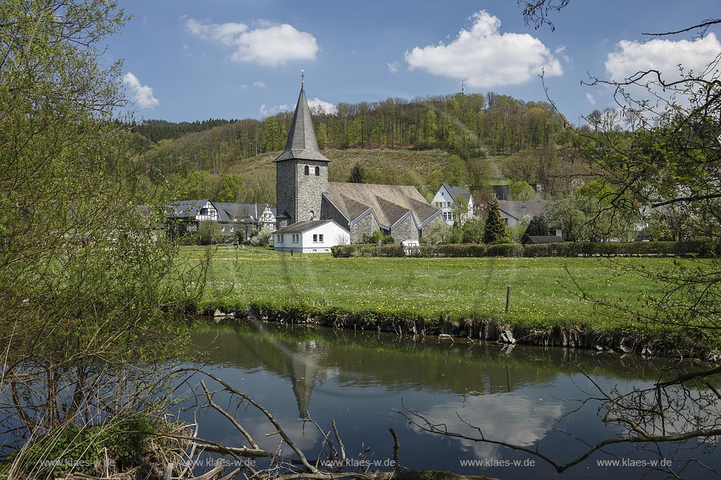 Eslohe Wenholthausen mit Blick ueber den Fluss Wenne; Eslohe Wenholthausen withview over the river Wenne.