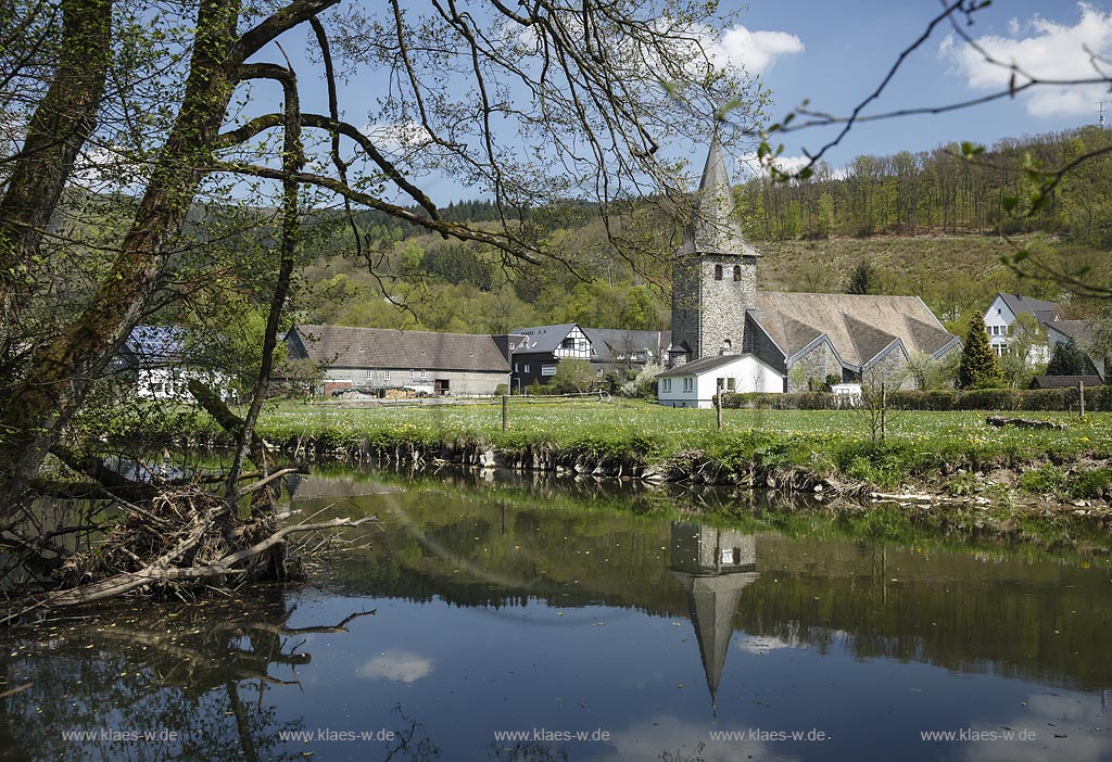 Eslohe Wenholthausen mit Blick ueber den Fluss Wenne; Eslohe Wenholthausen withview over the river Wenne.