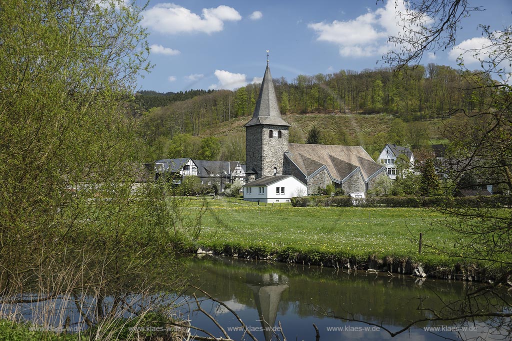 Eslohe Wenholthausen mit Blick ueber den Fluss Wenne; Eslohe Wenholthausen withview over the river Wenne.