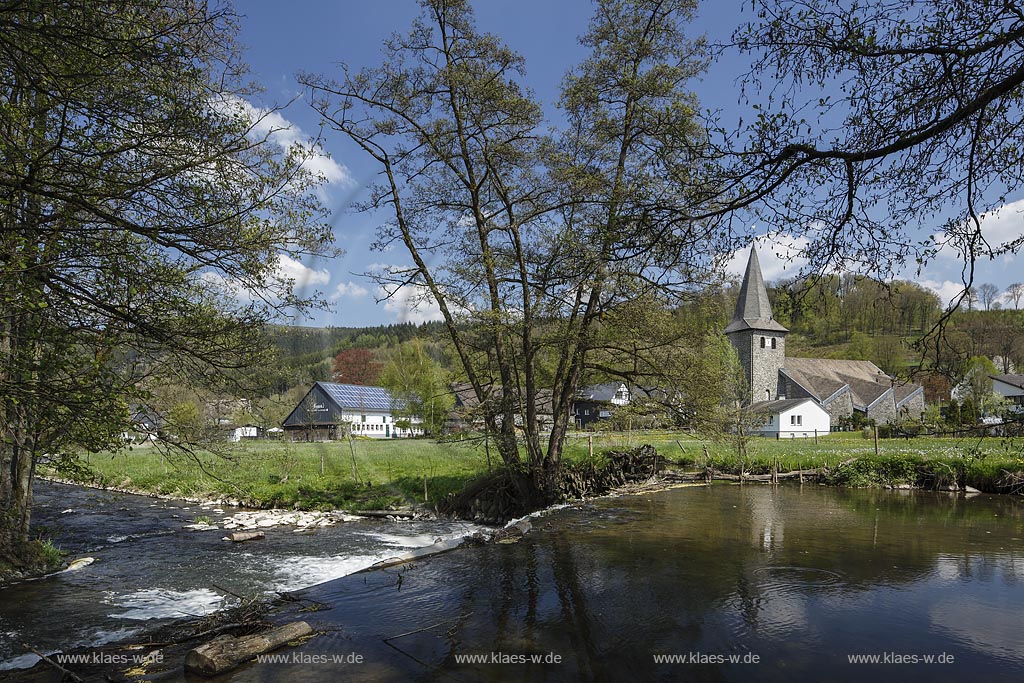 Eslohe Wenholthausen mit Blick ueber den Fluss Wenne; Eslohe Wenholthausen withview over the river Wenne.