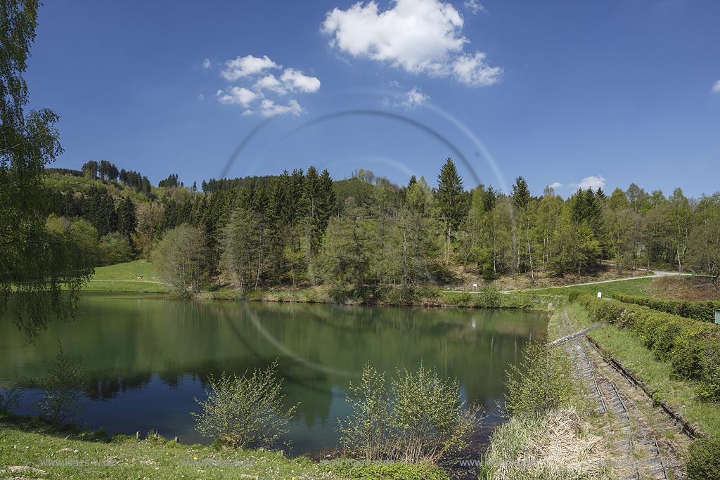 Eslohe, Esmecke-Stausee (auch Stauanlage Wenholthausen oder Einbergsee), Blick Richtung Staudamm; Eslohe, barrier lake Esmecke-Stausee in spring.