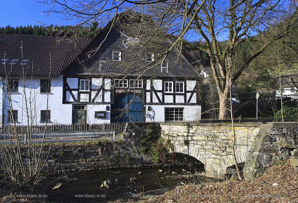 Finnentrop Glinge, Fachwerkaus am Glinge Bach mit alter Steinbrcke; Frame hause with Glinge beck and old stone bridge