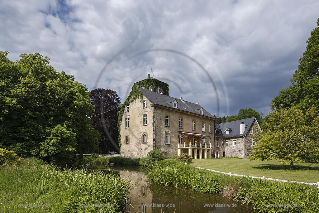 Finnentrop, Haus Bamenohl, ein Schloss im Ort Bamenohl,  das gesamte Ensemble von Schloss, Hofgelaende und Park mit Teichen steht unter Denkmalschutz; Finnentrop, castle Haus Bamenohl.