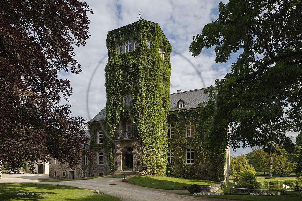 Finnentrop, Haus Bamenohl, ein Schloss im Ort Bamenohl,  das gesamte Ensemble von Schloss, Hofgelaende und Park mit Teichen steht unter Denkmalschutz; Finnentrop, castle Haus Bamenohl.