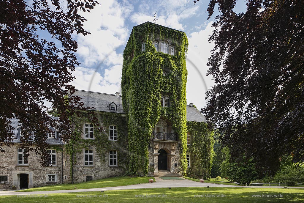 Finnentrop, Haus Bamenohl, ein Schloss im Ort Bamenohl,  das gesamte Ensemble von Schloss, Hofgelaende und Park mit Teichen steht unter Denkmalschutz; Finnentrop, castle Haus Bamenohl.