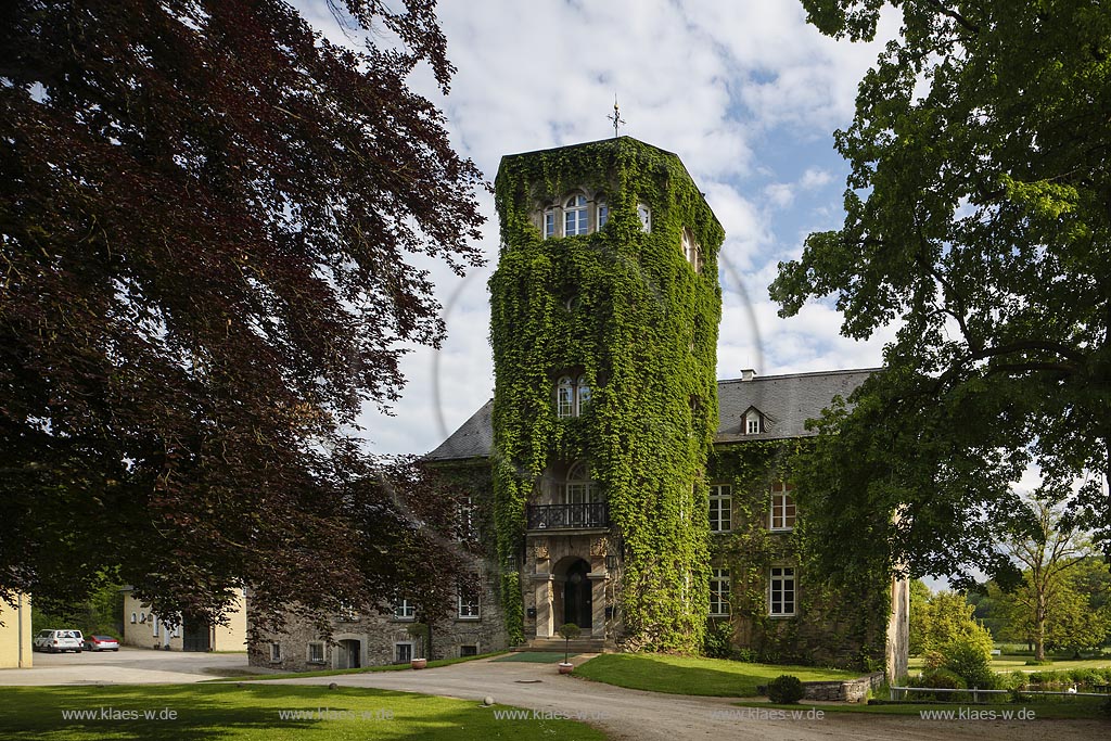 Finnentrop, Haus Bamenohl, ein Schloss im Ort Bamenohl,  das gesamte Ensemble von Schloss, Hofgelaende und Park mit Teichen steht unter Denkmalschutz; Finnentrop, castle Haus Bamenohl.