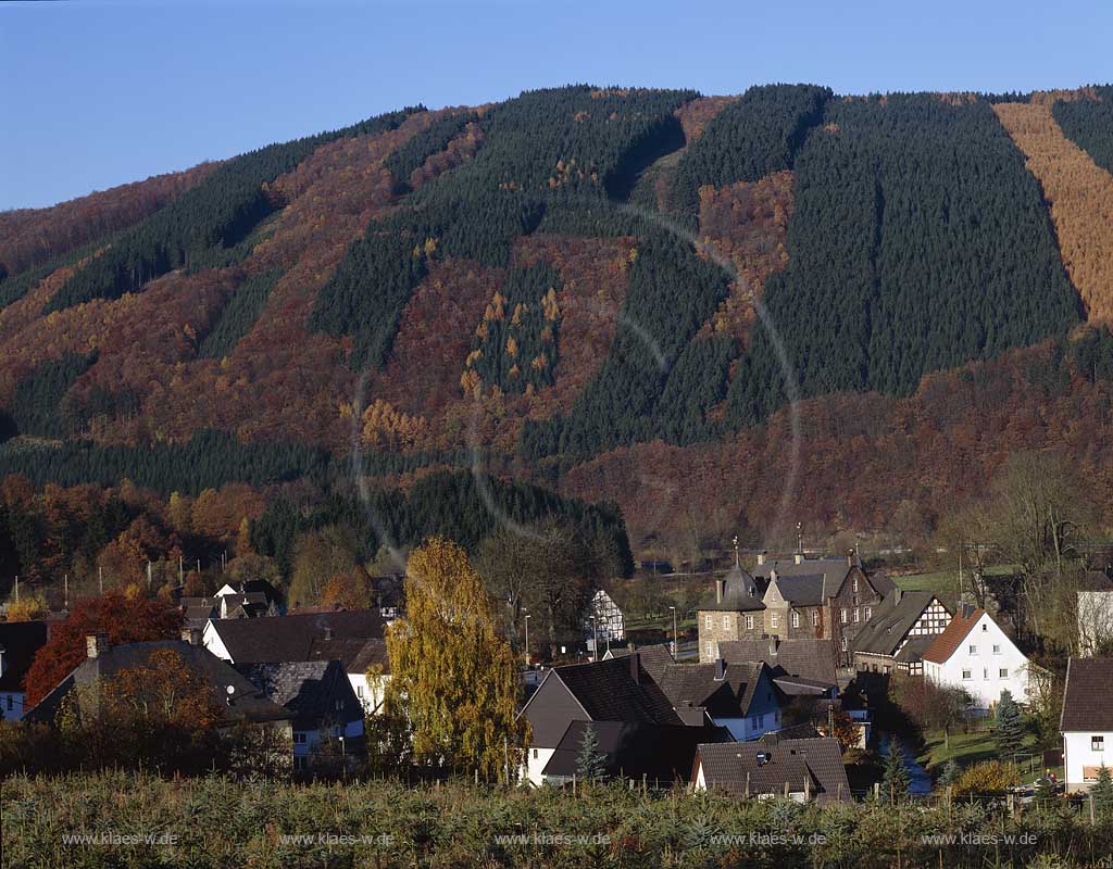 Finnentrop, Kreis Olpe, Lenhausen, Blick auf Ort und Schloss Lennhausen, Sauerland