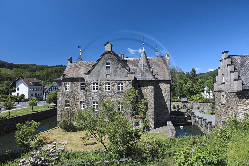 Finnentrop Lenhausen Wasserschloss im Sommer; Moared castle Lenhausen in summer