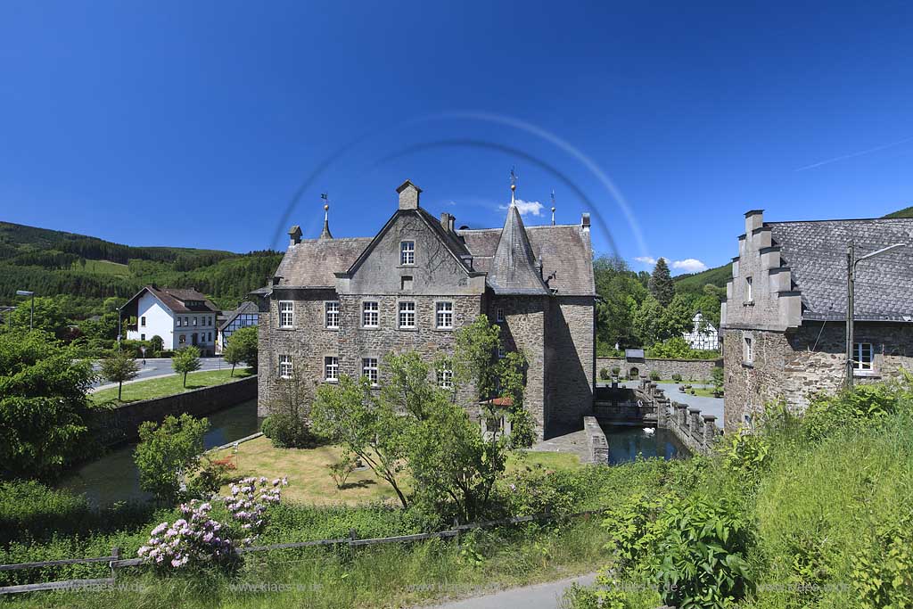 Finnentrop Lenhausen Wasserschloss im Sommer; Moared castle Lenhausen in summer