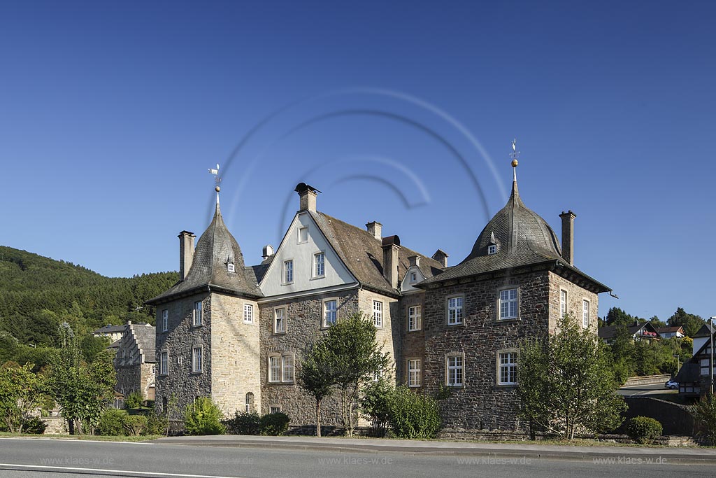 Finnentrop Lenhausen, Schloss Lenhausen, ein denkmalgeschuetztes Wasserschloss, der von einer Graefte umgebene, dreigeschossige, mit drei Trmen eingefasste Bruchsteinbau mit einer Vorburg steht ueber einem unregelmaessigem Grundriss; Finnentrop Lenhausen, castle Schloss Lenhausen.