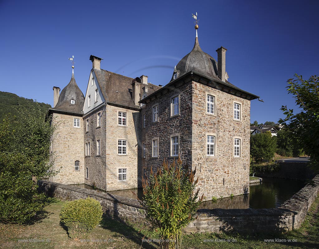 Finnentrop Lenhausen, Schloss Lenhausen, ein denkmalgeschuetztes Wasserschloss, der von einer Graefte umgebene, dreigeschossige, mit drei Tuermen eingefasste Bruchsteinbau mit einer Vorburg steht ueber einem unregelmaessigem Grundriss; Finnentrop Lenhausen, castle Schloss Lenhausen.