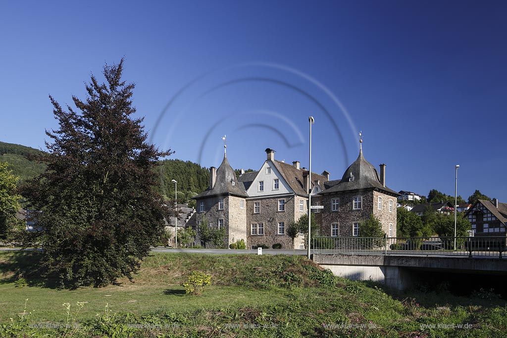 Finnentrop Lenhausen, Schloss Lenhausen, ein denkmalgeschuetztes Wasserschloss, der von einer Graefte umgebene, dreigeschossige, mit drei Tuermen eingefasste Bruchsteinbau mit einer Vorburg steht ueber einem unregelmaessigem Grundriss; Finnentrop Lenhausen, castle Schloss Lenhausen.