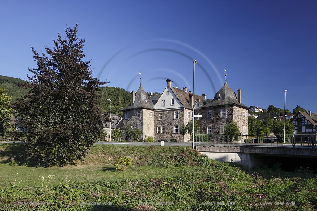 Finnentrop Lenhausen, Schloss Lenhausen, ein denkmalgeschuetztes Wasserschloss, der von einer Graefte umgebene, dreigeschossige, mit drei Tuermen eingefasste Bruchsteinbau mit einer Vorburg steht ueber einem unregelmaessigem Grundriss; Finnentrop Lenhausen, castle Schloss Lenhausen.