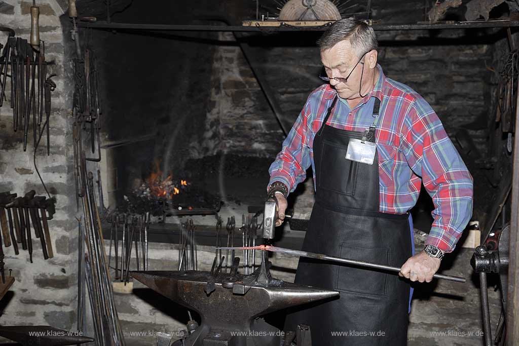 Hagen, Westflisches, Westfaehlisches Landesmuseum fr, fuer Handwerk und Technik, Blick ins Hammerwerk mit Schmied