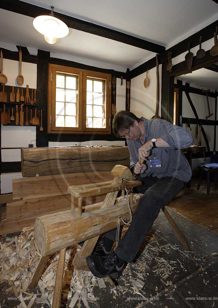 Hagen, Westflisches, Westfaehlisches Landesmuseum fr, fuer Handwerk und Technik, Blick in Schreinerei mit Schreiner