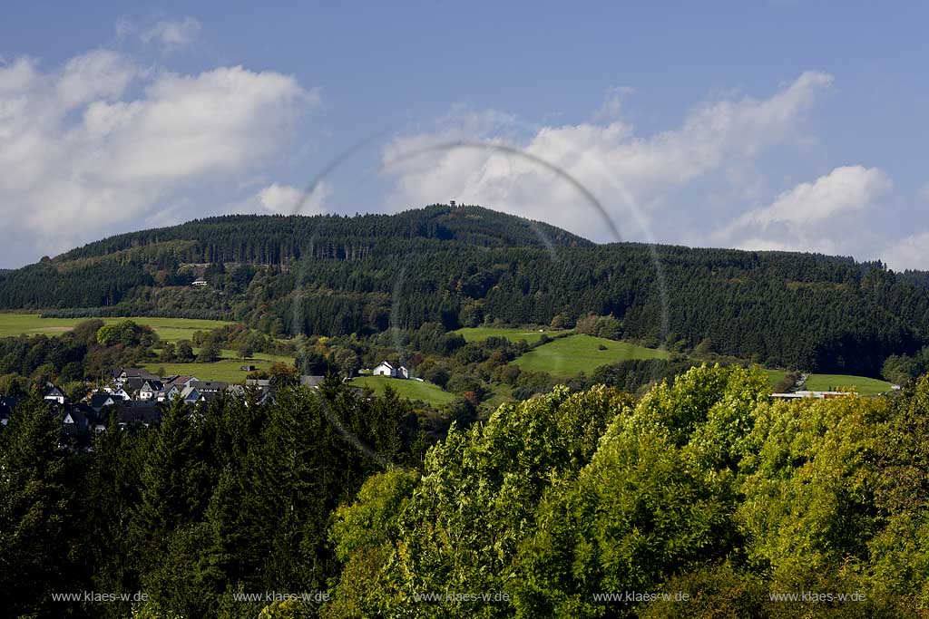 Hallenberg, Hochsauerlandkreis, Blick zum Heidekopf mit Heidekopfturm und Landschaft, Sauerland