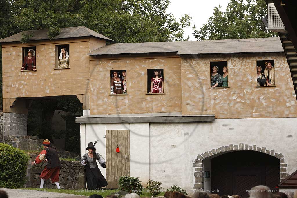 Freilichtbuehne in Hallenberg, Sauerland mit Sicht auf das Stueck Cyrano de Bergerac von Birgit Simmler mit Wilhelm Wuennenberg, Manuela Winter, Stephan Pippel in den Hauptrollen, mit Blick auf verschiedene Spielszenen