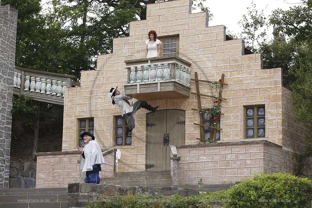 Freilichtbuehne in Hallenberg, Sauerland mit Sicht auf das Stueck Cyrano de Bergerac von Birgit Simmler mit Wilhelm Wuennenberg, Manuela Winter, Stephan Pippel in den Hauptrollen, mit Blick auf verschiedene Spielszenen