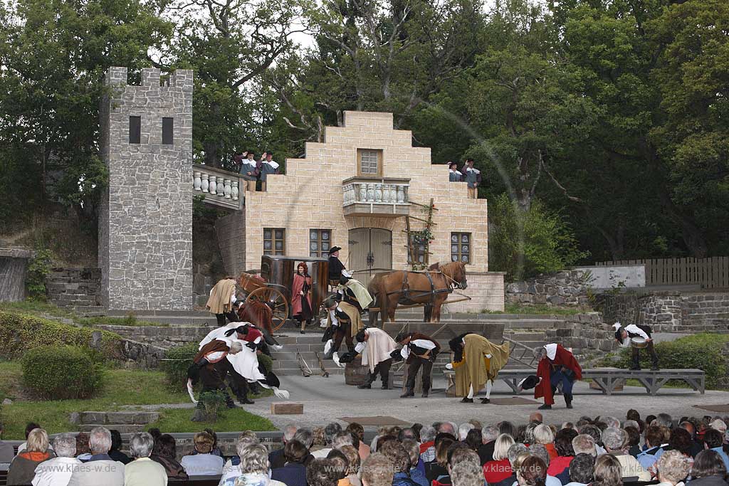 Freilichtbuehne in Hallenberg, Sauerland mit Sicht auf das Stueck Cyrano de Bergerac von Birgit Simmler mit Wilhelm Wuennenberg, Manuela Winter, Stephan Pippel in den Hauptrollen, mit Blick auf verschiedene Spielszenen