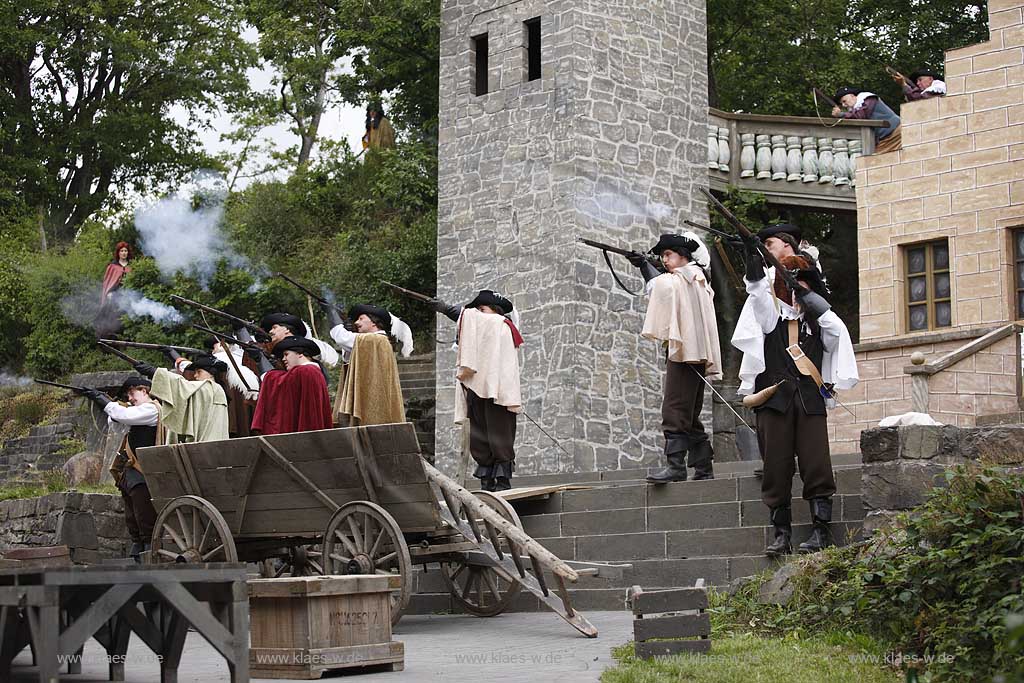 Freilichtbuehne in Hallenberg, Sauerland mit Sicht auf das Stueck Cyrano de Bergerac von Birgit Simmler mit Wilhelm Wuennenberg, Manuela Winter, Stephan Pippel in den Hauptrollen, mit Blick auf verschiedene Spielszenen