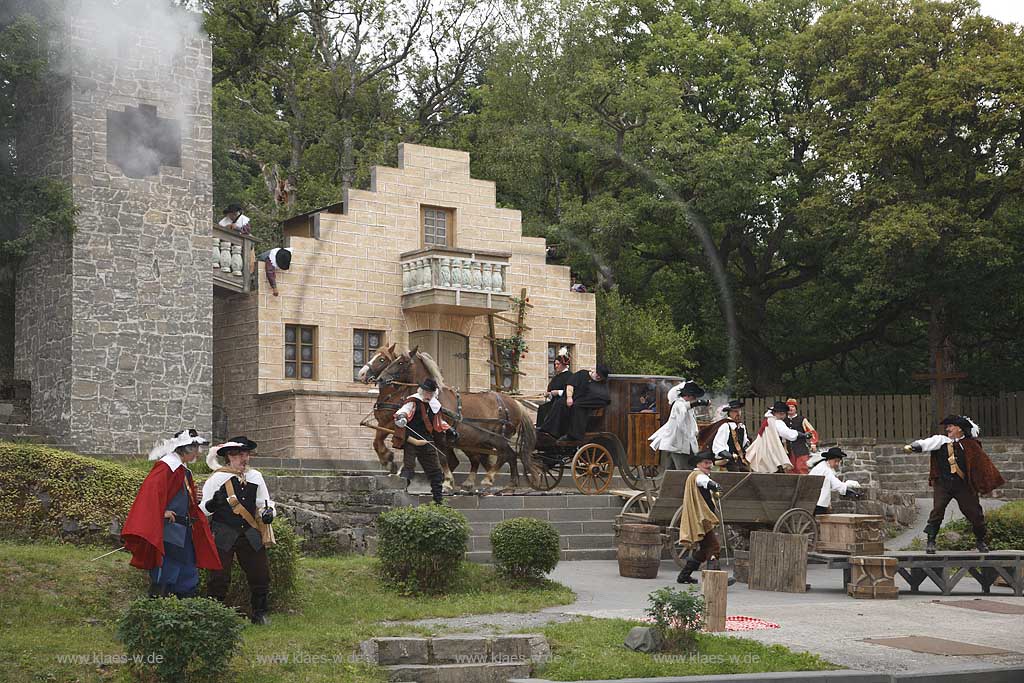 Freilichtbuehne in Hallenberg, Sauerland mit Sicht auf das Stueck Cyrano de Bergerac von Birgit Simmler mit Wilhelm Wuennenberg, Manuela Winter, Stephan Pippel in den Hauptrollen, mit Blick auf verschiedene Spielszenen