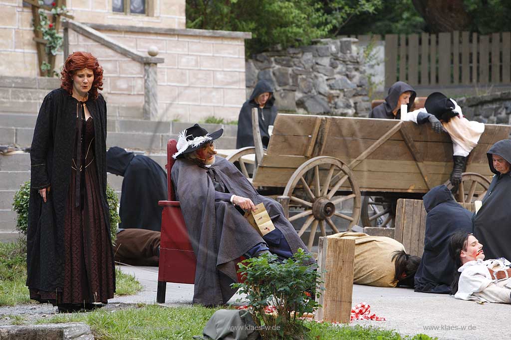 Freilichtbuehne in Hallenberg, Sauerland mit Sicht auf das Stueck Cyrano de Bergerac von Birgit Simmler mit Wilhelm Wuennenberg, Manuela Winter, Stephan Pippel in den Hauptrollen, mit Blick auf verschiedene Spielszenen