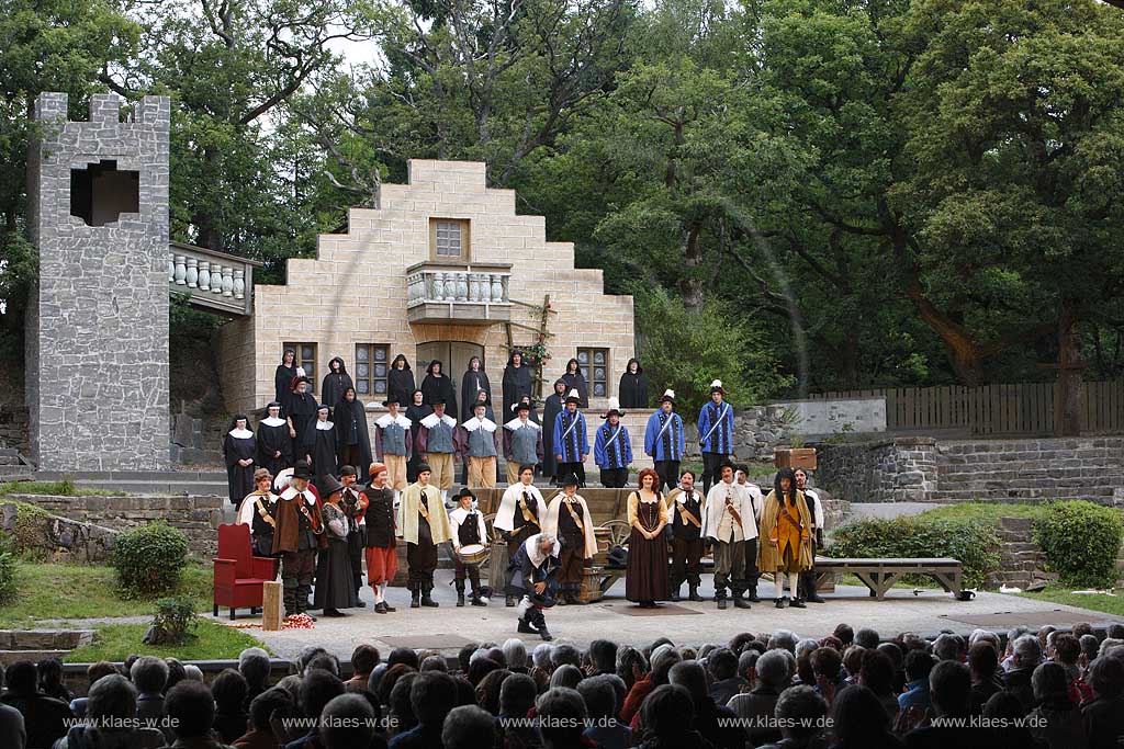 Freilichtbuehne in Hallenberg, Sauerland mit Sicht auf das Stueck Cyrano de Bergerac von Birgit Simmler mit Wilhelm Wuennenberg, Manuela Winter, Stephan Pippel in den Hauptrollen, mit Blick auf verschiedene Spielszenen