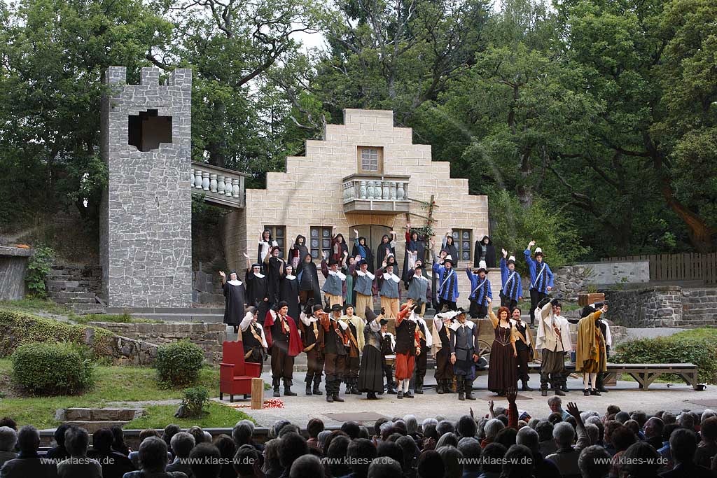 Freilichtbuehne in Hallenberg, Sauerland mit Sicht auf das Stueck Cyrano de Bergerac von Birgit Simmler mit Wilhelm Wuennenberg, Manuela Winter, Stephan Pippel in den Hauptrollen, mit Blick auf verschiedene Spielszenen