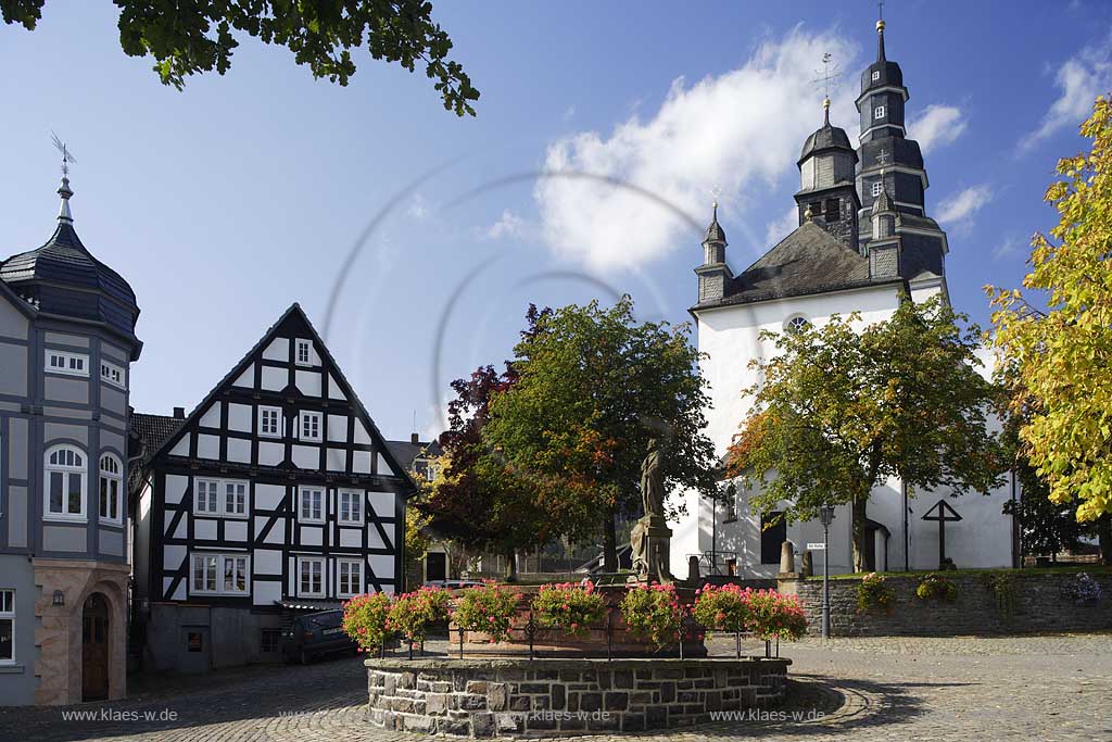 Hallenberg, Hochsauerlandkreis, Blick auf Marktplatz mit Petersbrunnen und Pfarrkirche St. Heribert, Sauerland