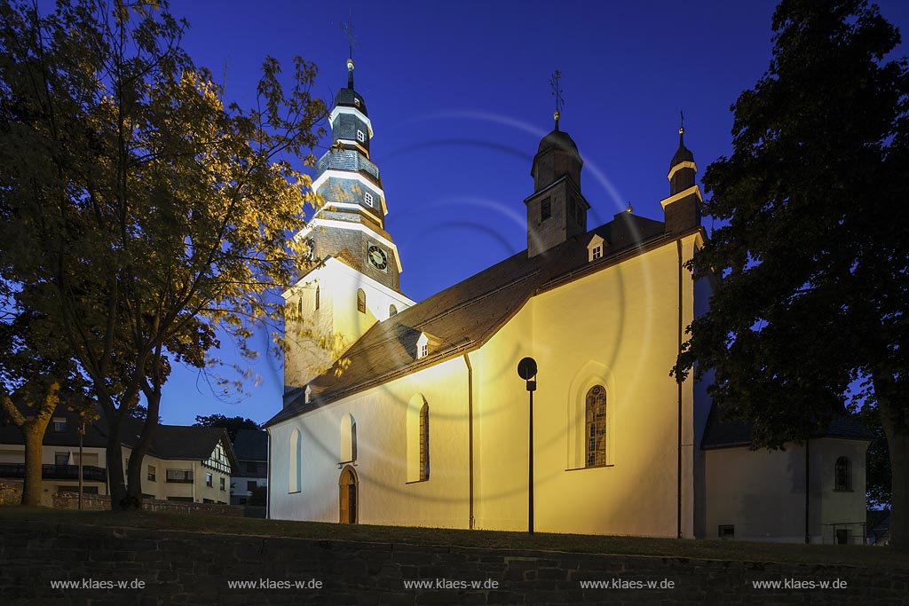 Hallenberg, Pfarrkirche St. Heribert zur blauen Stunde; Hallenberg, parish church St. Heribert at blue hour.