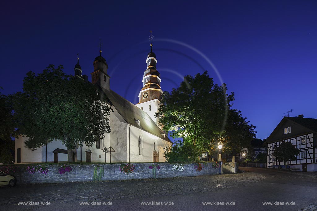 Hallenberg, Pfarrkirche St. Heribert zur blauen Stunde; Hallenberg, parish church St. Heribert at blue hour.