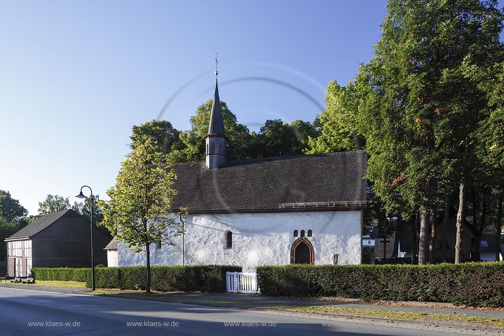 Hallenberg, Wallfahrtskirche Mariae Himmelfahrt, die heute von den Hallenbergern Unterkirche genannt wird, sie stammt aus dem 11. Jahrhundert und war einst die Pfarrkirche des untergegangen Dorfs Merklinghausen. Sie beherbergt das Gnadenbild "Unsere liebe Frau von Merklinghausen; Hallenberg, church of pilgrimage Mariae Himmelfahrt.