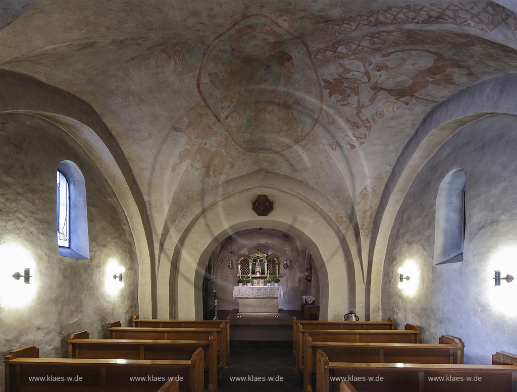 Hallenberg, Wallfahrtskirche Mariae Himmelfahrt,  die heute von den Hallenbergern Unterkirche genannt wird, sie stammt aus dem 11. Jahrhundert und war einst die Pfarrkirche des untergegangen Dorfs Merklinghausen. Sie beherbergt das Gnadenbild "Unsere liebe Frau von Merklinghausen, Blick durchs Langhaus; Hallenberg, church of pilgrimage Mariae Himmelfahrt, interior view.