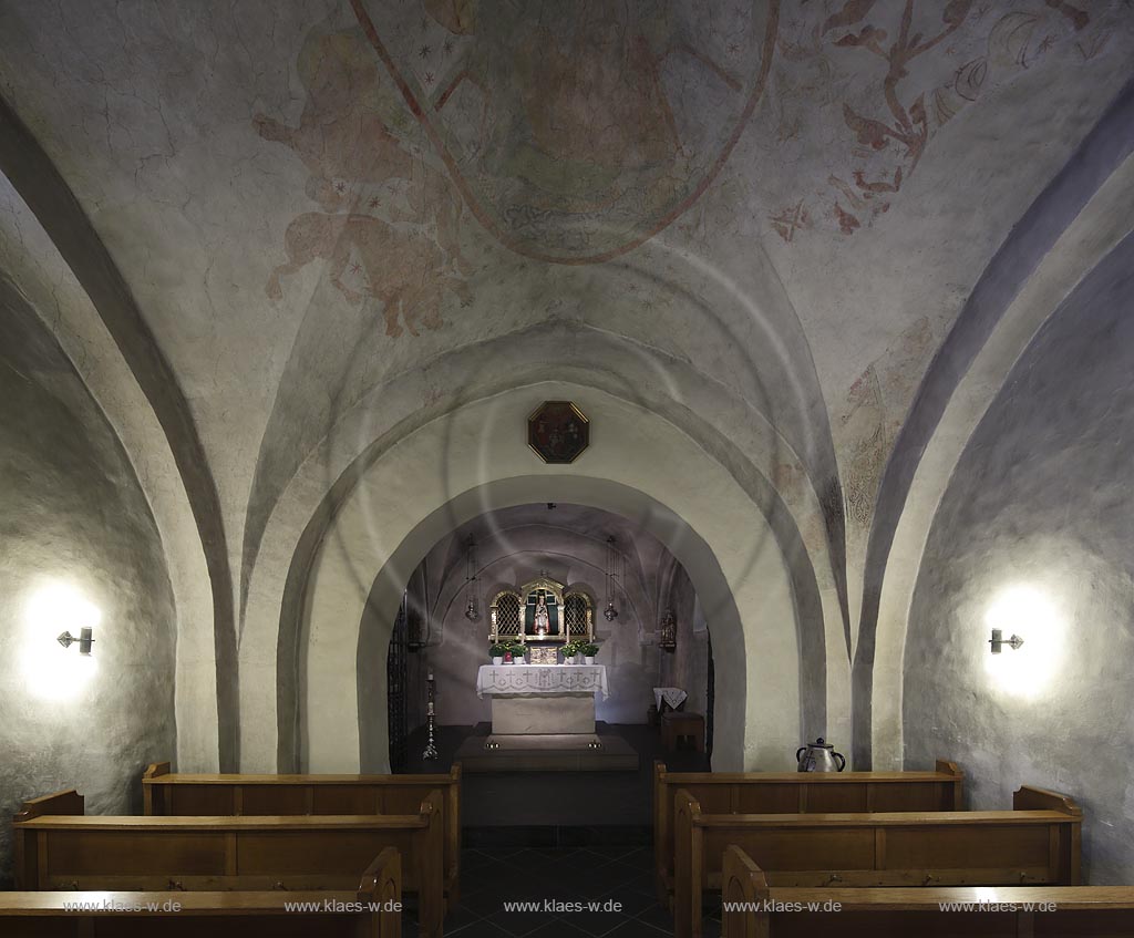 Hallenberg, Wallfahrtskirche Mariae Himmelfahrt,  die heute von den Hallenbergern Unterkirche genannt wird, sie stammt aus dem 11. Jahrhundert und war einst die Pfarrkirche des untergegangen Dorfs Merklinghausen. Sie beherbergt das Gnadenbild "Unsere liebe Frau von Merklinghausen, Blick durchs Langhaus; Hallenberg, church of pilgrimage Mariae Himmelfahrt, interior view.