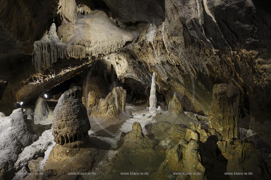 Hemer-Sundwig, "Heinrichshoehle", die ca. 320m lange Tropfsteinhoehle ist Teil des "Perick-Hoehlensystems"; Hemer-Sundwig, "Heinrichshoehle", the flowstone cave with a length of about 320m is part of the "Perick-Cave system".