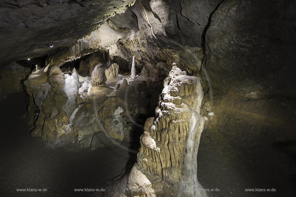 Hemer-Sundwig, "Heinrichshoehle", die ca. 320m lange Tropfsteinhoehle ist Teil des "Perick-Hoehlensystems"; Hemer-Sundwig, "Heinrichshoehle", the flowstone cave with a length of about 320m is part of the "Perick-Cave system".