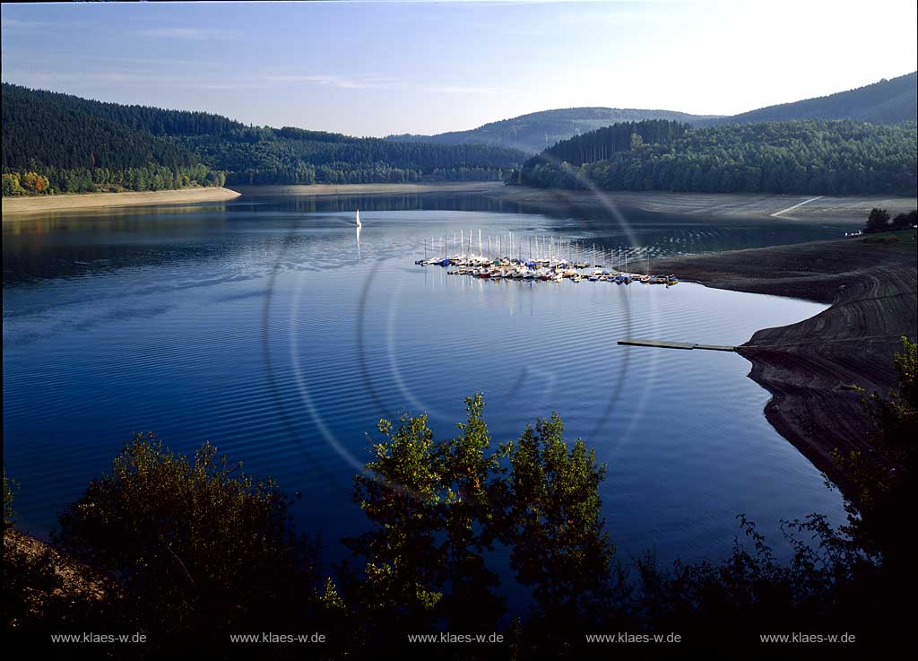 Meschede, Hochsauerlandkreis, Blick zum Hennesee mit Segelbooten, Sauerland